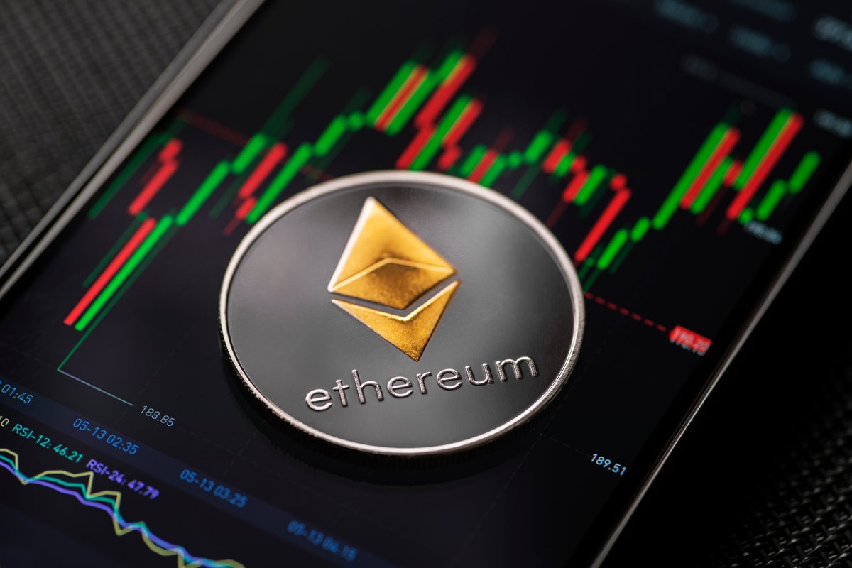 Bitcoin ($BTC), Dogecoin ($DOGE), Ethereum ($ETH) – Ethereum Gains Outpace Bitcoin, Dogecoin: Why This Analyst Says Apex Crypto's Near-Term Risk Appetite Is 'Not Looking Good'