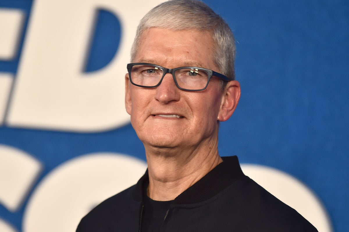 Apple (NASDAQ:AAPL) – Apple CEO Tim Cook Says Samsung Is Market Leader, Admits to Fierce Competition