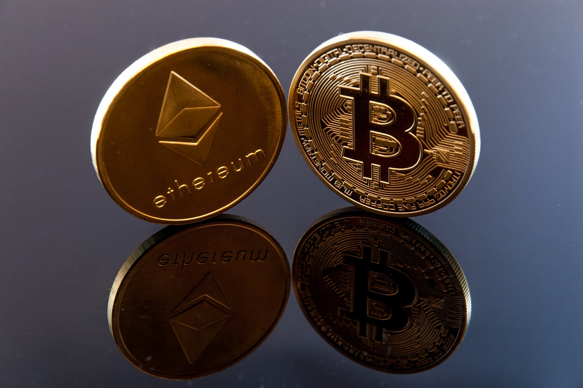 Bitcoin, Ethereum, Dogecoin Subdued: Why This Analyst Says Volatility Is 'Going To Kick In' Next Week - Bitcoin (BTC/USD), Ethereum (ETH/USD), Dogecoin (DOGE/USD)