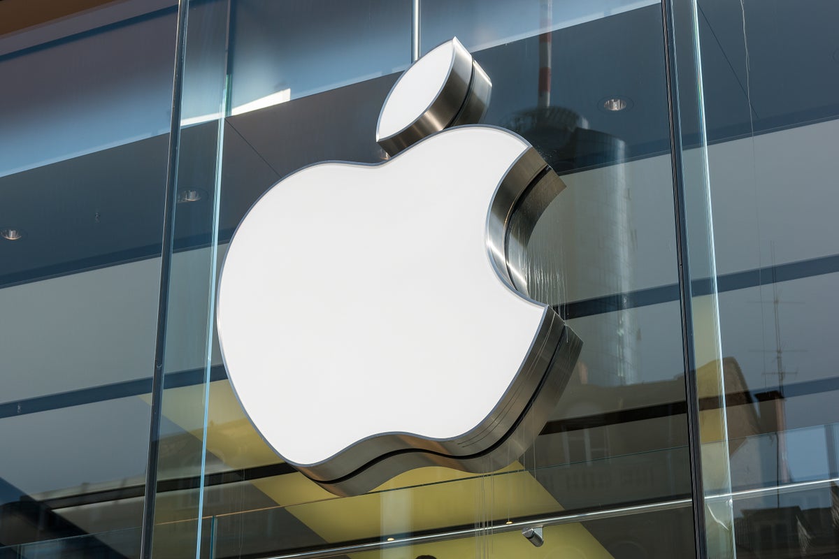 Apple Keeps Unionized Store Workers Out Of Broader Plan To Hand Out Additional Perks - Apple (NASDAQ:AAPL)