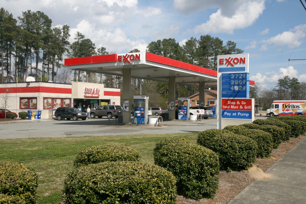 Exxon Boosts Quarterly Dividend After Four Fold Increase In Q3 Earnings - Exxon Mobil (NYSE:XOM)