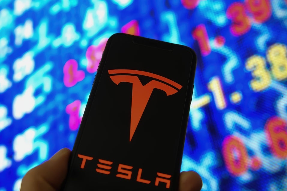 Tesla Finds Buyer In Cathie Wood As Stock Goes Haywire Amid Elon Musk's Twitter Deal, Share Sale - Tesla (NASDAQ:TSLA)
