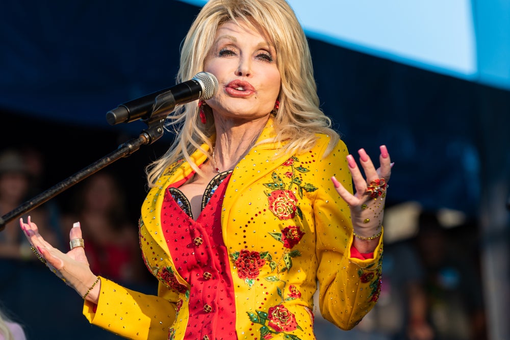 Jeff Bezos Gives Out $100M Award To Country Singer Dolly Parton: 'She Gives With Her Heart' - Amazon.com (NASDAQ:AMZN)