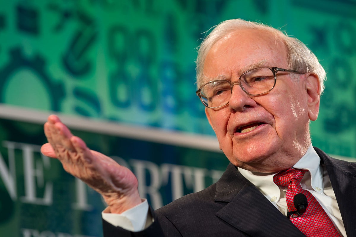 Want To Invest Like Warren Buffett? All The Moves The Billionaire Made Last Quarter - Apple (NASDAQ:AAPL), Activision Blizzard (NASDAQ:ATVI)