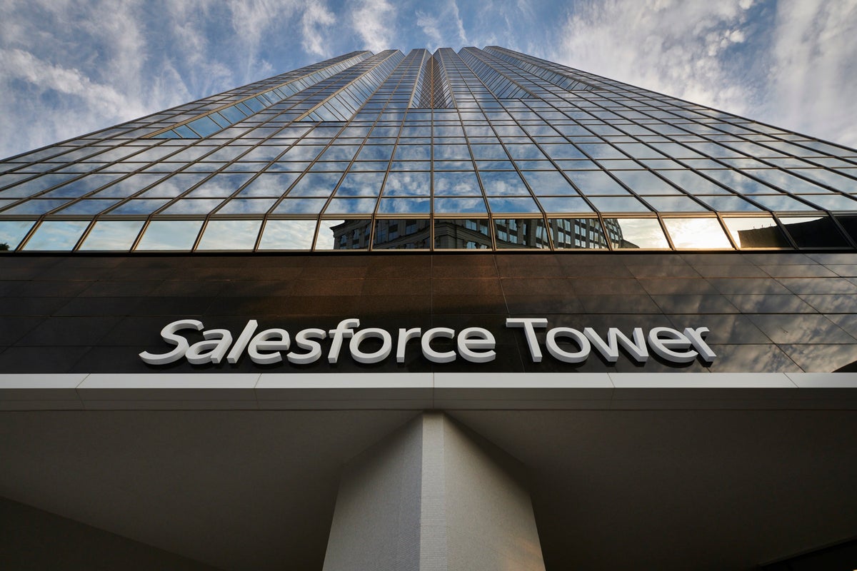 Salesforce Shares Are Sliding As The Stock Slips Into 'Growth Purgatory': What's Going On? - Salesforce (NYSE:CRM)