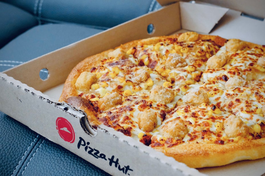 Hungry For Savings? Use Apple Pay At Pizza Hut And Enjoy $5 Off - Yum Brands (NYSE:YUM), Apple (NASDAQ:AAPL)