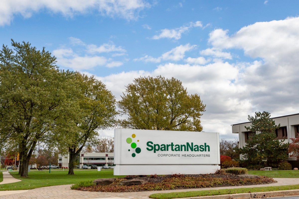SpartanNash Boosts Dividend By 2.4% - SpartanNash (NASDAQ:SPTN)